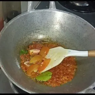 Tumis bumbu yang sudah di ulek, masukan daun jeruk yang sudah di cuci, dan sisa tomat yang sudah dipotong tadi. Tunggu hingga bumbu sedikit matang aroma yang sudah mulai tercium wangi.