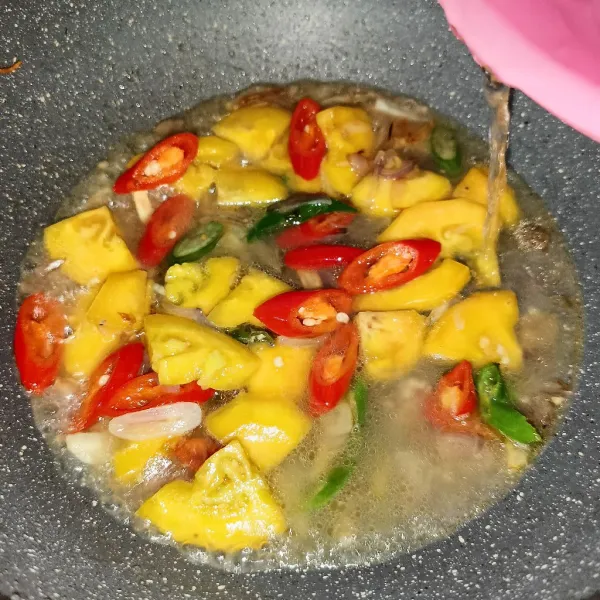 Tuang air dan masak sampai terong asam empuk.