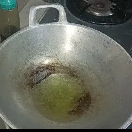 Setelah bumbu halus semua. Waktunya untuk di tumis ya. Gunakan sedikit minyak goreng jangan terlalu banyak secukupnya saja.