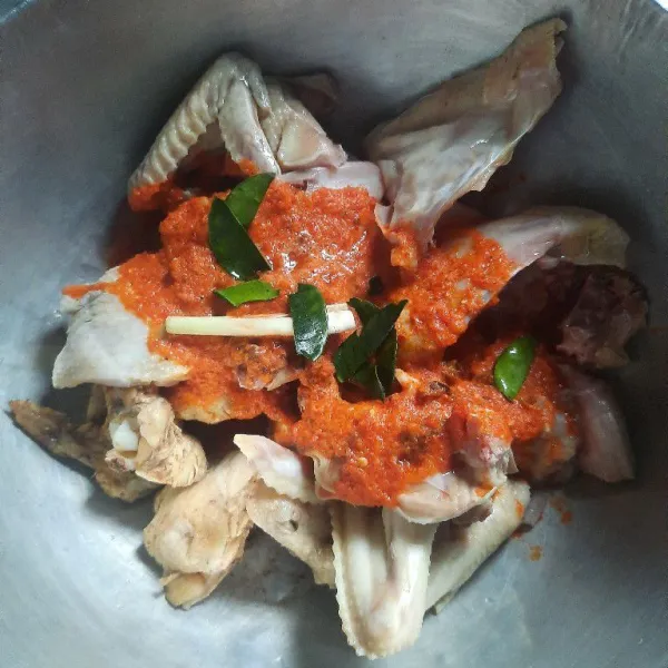 Siapkan ayam dalam panci tambahkan bumbu halus, daun jeruk dan serai.