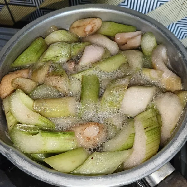 Rebus lompong di air mendidih sampai layu, angkat dan tiriskan