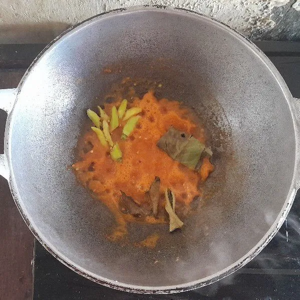 Tambahkan minyak goreng, cabe rawit iris, daun jeruk dan daun salam. Tumis kembali hingga bumbu matang.