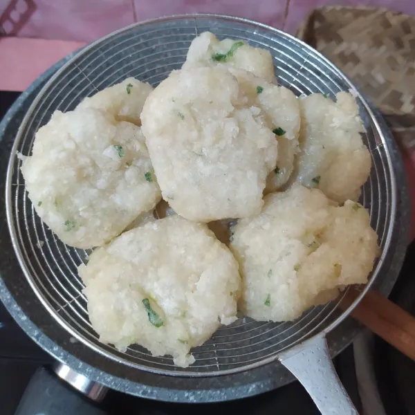 Angkat dan tiriskan. (Cireng setengah matang ini bisa difreezer untuk stok).