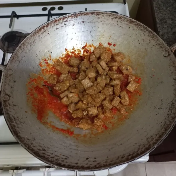 Masukan tempe goreng masak hingga menyerap.