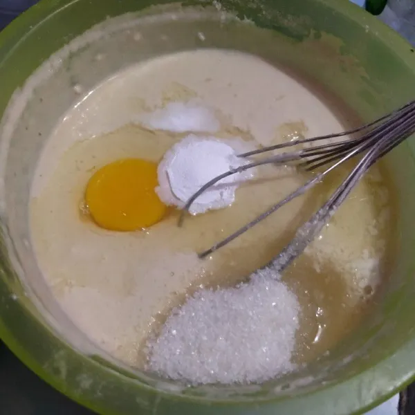 Berikan telur, gula, baking soda dan powder, kocok rata.