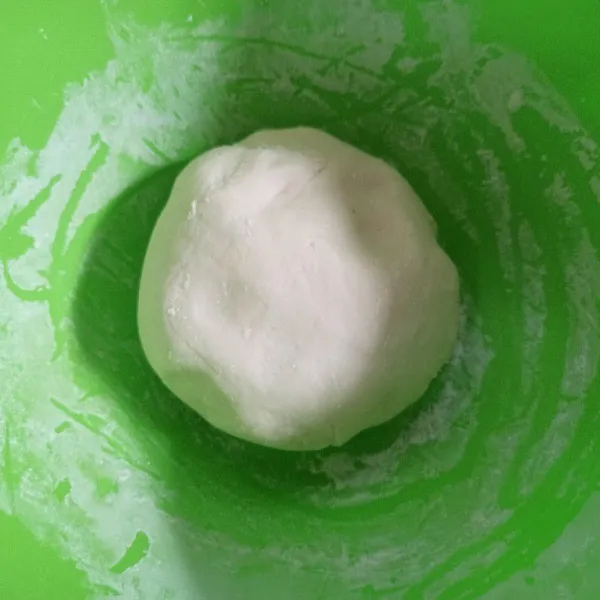 Masukkan tepung tapioka uleni sampai adonan kalis dan bisa dibentuk.