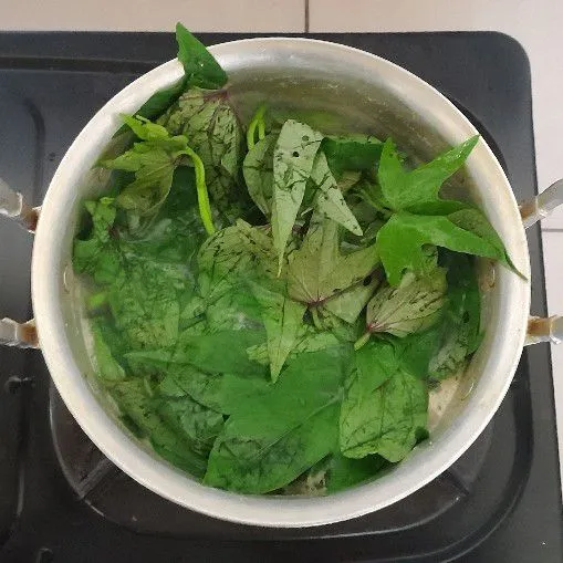 Masukkan daun ubi, aduk merata dan rebus selama 3 menit.