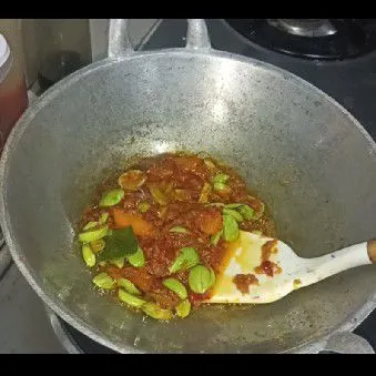 Jika sudah terlihat matang masukan pete dan bumbu garam, gula, penyedap rasa, dan micin. Tumis kembali hingga sambal dan pete matang. Bisa kita lihat dari warna minyak yang mulai merah maka tandanya sudah matang ya.