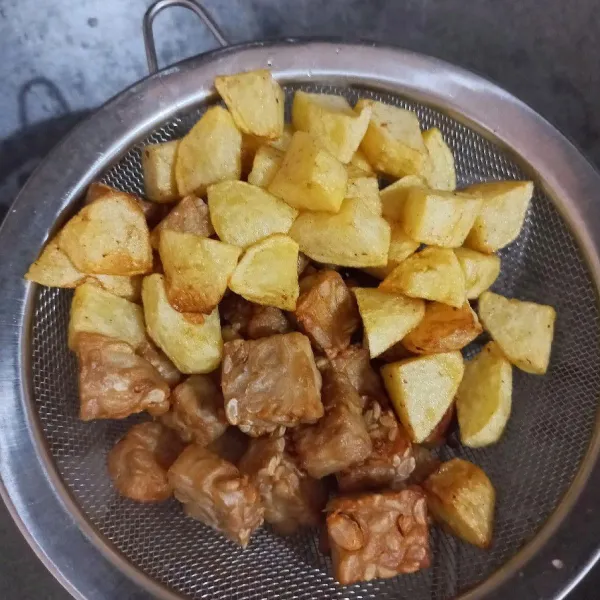 Potong-potong kentang dan tempe lalu goreng, sisihkan.