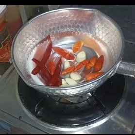 Rebus bawang putih, cabe merah besar dan cabe rawit merah hingga layu. Agar ketika nanti di ulek/di blender akan mudah halus.