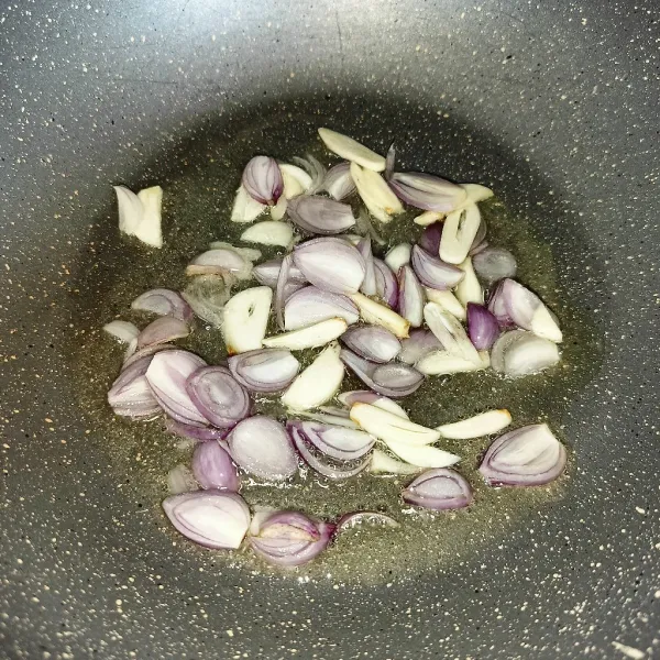 Tumis bawang merah dan bawang putih sampai harum.