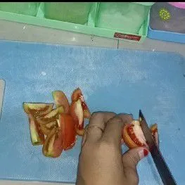 Sambil menunggu bahan direbus, kita potong-potong terlebih dahulu tomat yang sudah disiapkan tadi.