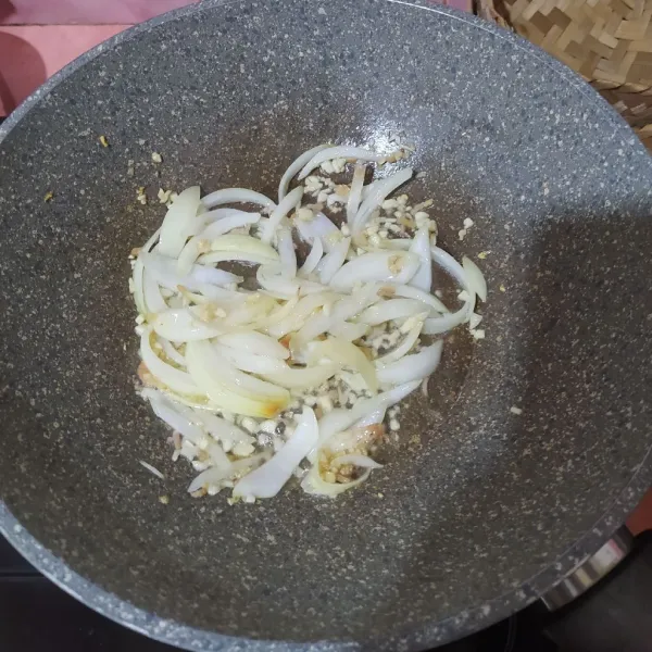 Tumis bawang bombay, bawang putih dan jahe.