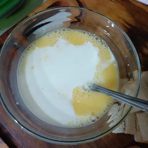 Aduk telur, gula dan susu hingga merata. Lalu tuang lelehan margarin. Aduk kembali.