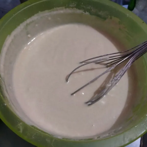 Masukkan tepung kocok rata pakai whisk sampai halus.