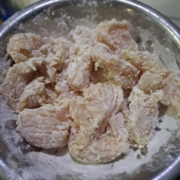 Cuci ayam potong sesuai selera taburi dengan garam dan lada bubuk, aduk rata masukan ke adonan tepung, aduk rata.