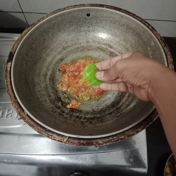 Tumis kembali bumbu, tambahkan daun jeruk.