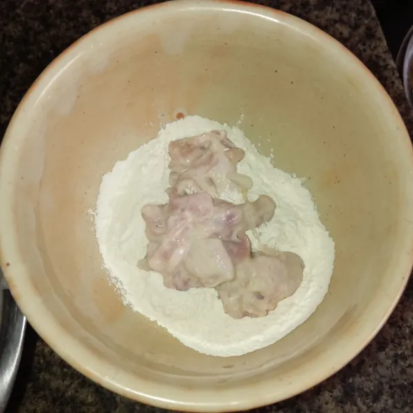 Campur bahan kering. Ambil satu persatu ayam  di adonan basah, lalu baluri di adonan kering.