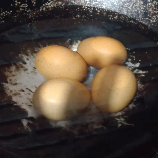 Rebus telur.