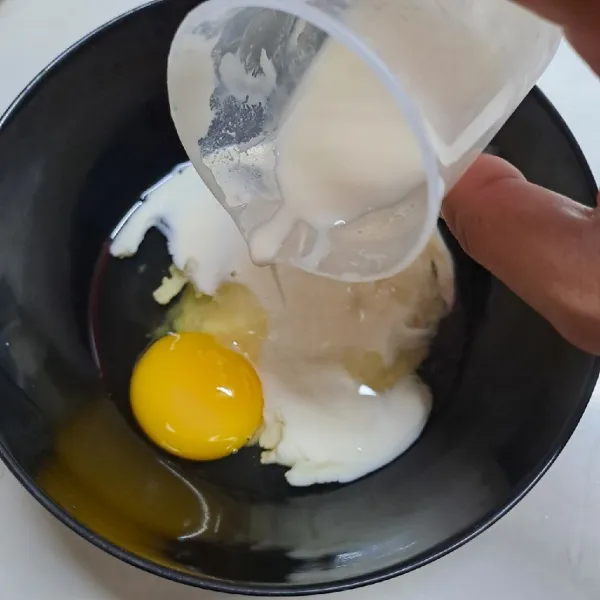 Masukkan telur dan susu. Aduk sampai rata.