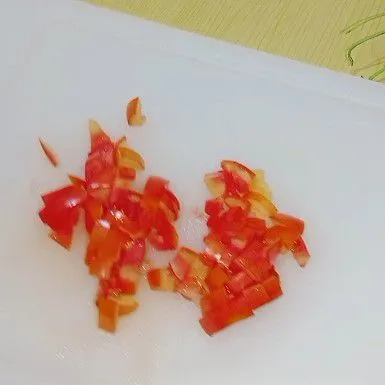 Potong kasar satu buah tomat.