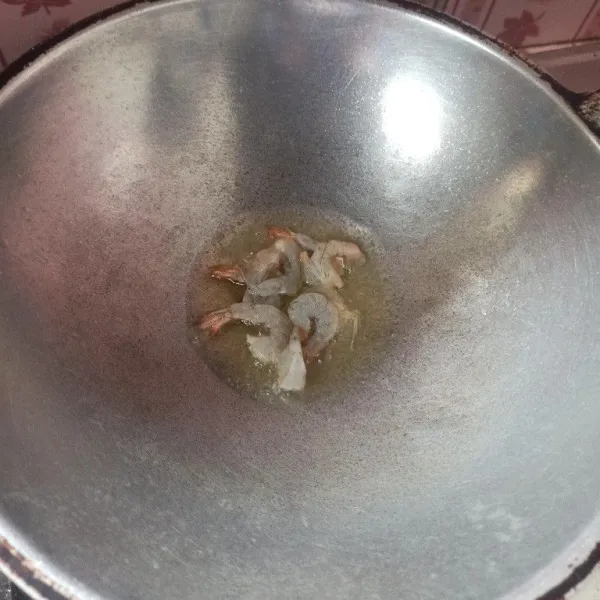 Panaskan minyak goreng secukupnya kemudian masukkan udang goreng sebentar hingga matang, setelah itu angkat dan sisihkan.