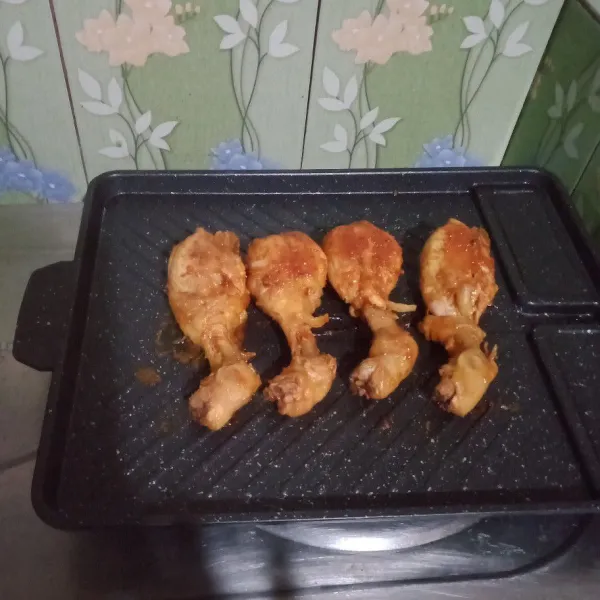 Bakar ayam di atas grill pan sambil di olesi sisa bumbu harum dan kecoklatan angkat, sajikan.