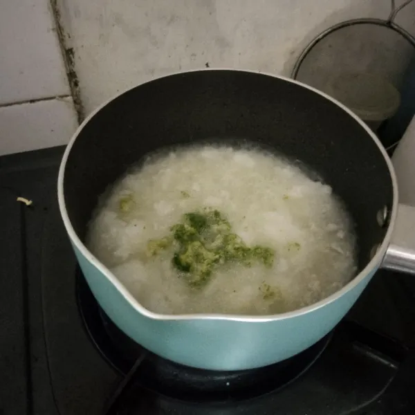 Masukkan brokoli cincang dan garam, aduk rata kembali.