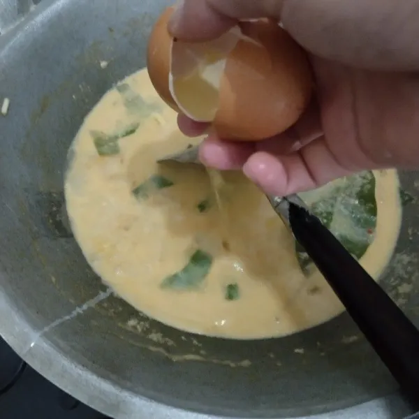 Pecahkan telur ke dalam wajan dan aduk rata, tambahkan garam dan aduk lagi.