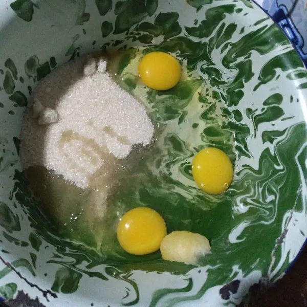 Tuang telur, gula pasir dan SP