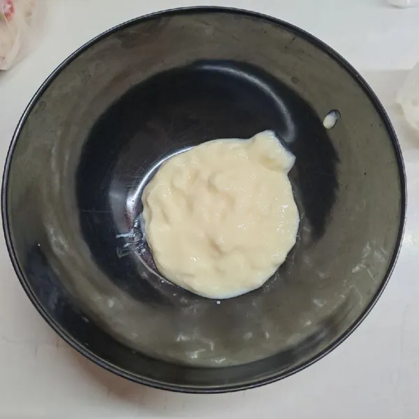 Tuang yogurt dalam mangkok.