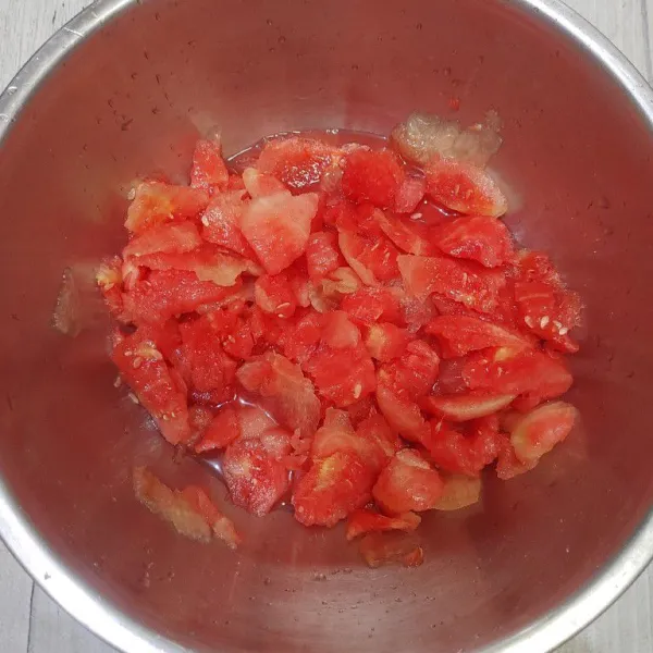 Keruk buah semangka dengan sendok.