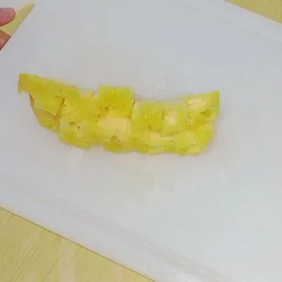 Kupas buah nanas lalu potong seukuran gigitan.
