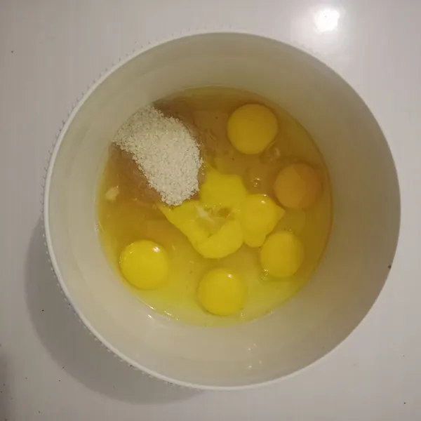 Masukan telur, gula, dan sp. Mixer sampai kental berjejak (dari kecepatan rendah sampai tinggi bertahap).