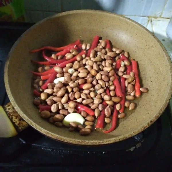 Goreng kacang, cabe dan bawang putih sampai matang.