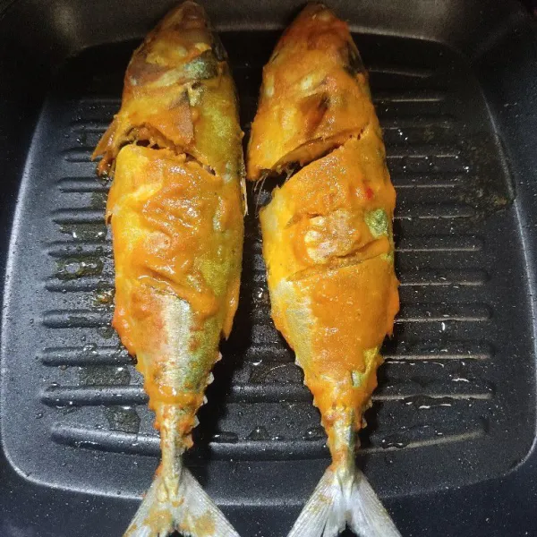 Panaskan grill pan, oles minyak tipis saja lalu panggang ikan.