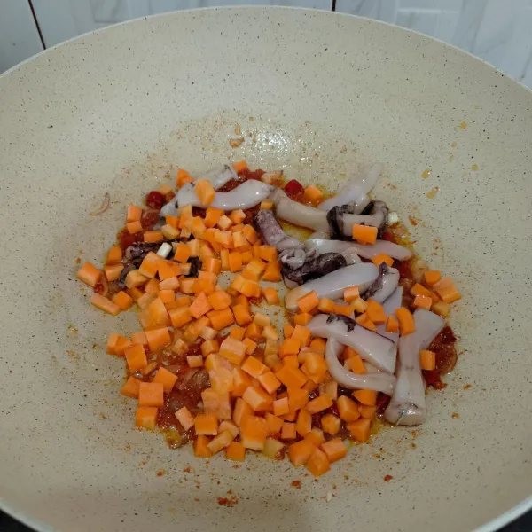 Masukan sotong dan wortel aduk rata masak hingga sotong berubah warna