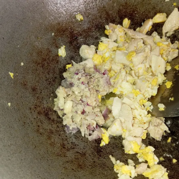 Panaskan minyak. Masukkan telur ayam, masak orak-arik. Masukkan ayam, tumis sampai matang. Masukkan bumbu ulek, masak sampai matang. Aduk merata.