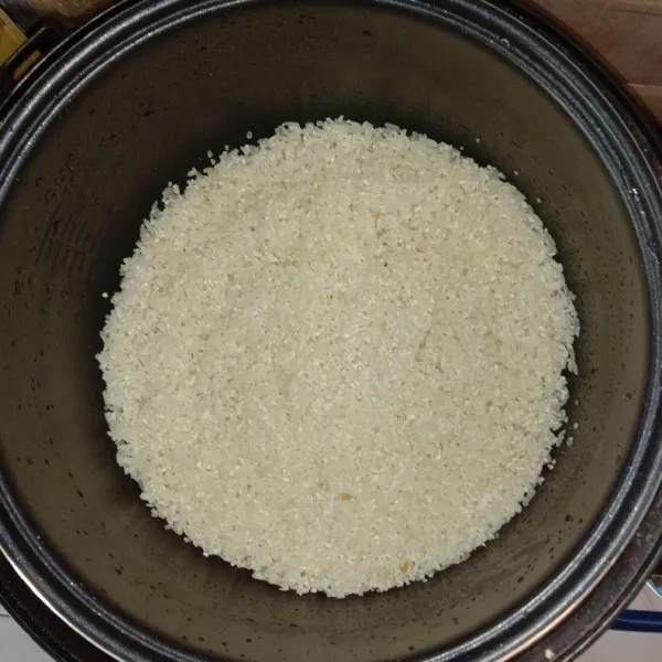 Cuci beras sampai bersih.