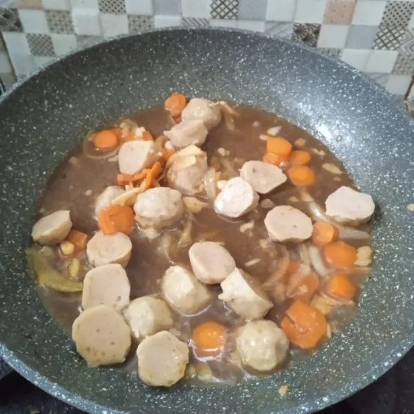 Masukkan bakso, aduk hingga tercampur bumbu.