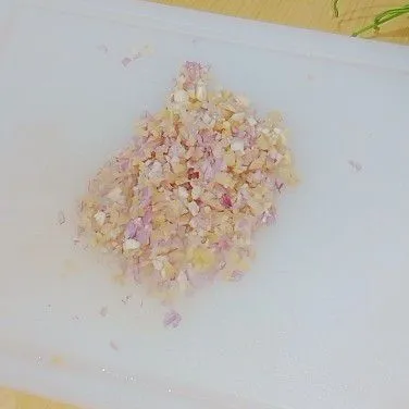 Cincang halus bawang merah, bawang putih dan jahe.