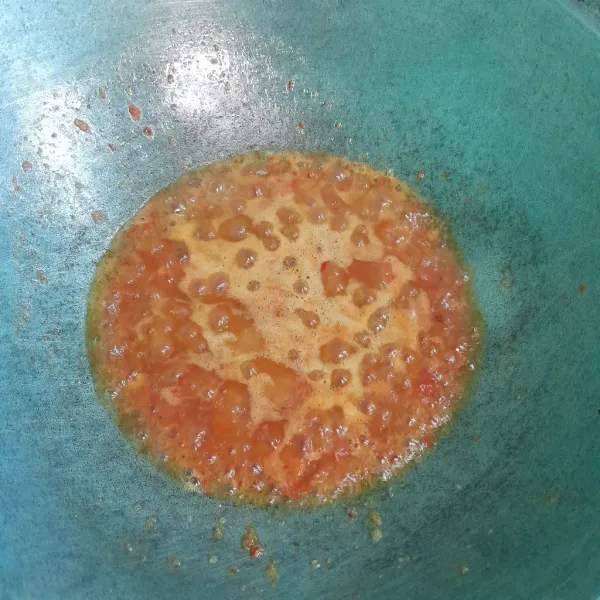 Masukkan cabe ke dalam minyak yang sudah panas, tambahkan kaldu bumbu masak sampai bau langu hilang.
