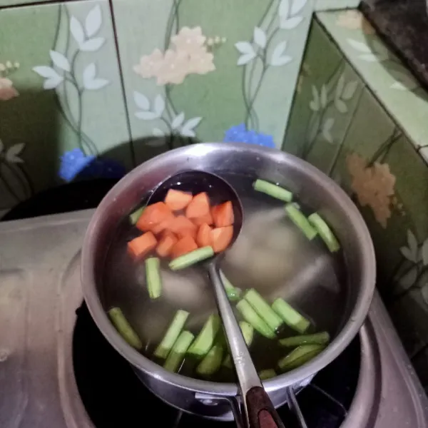 Masukkan wortel, buncis masak kembali hingga sayuran agak lunak.