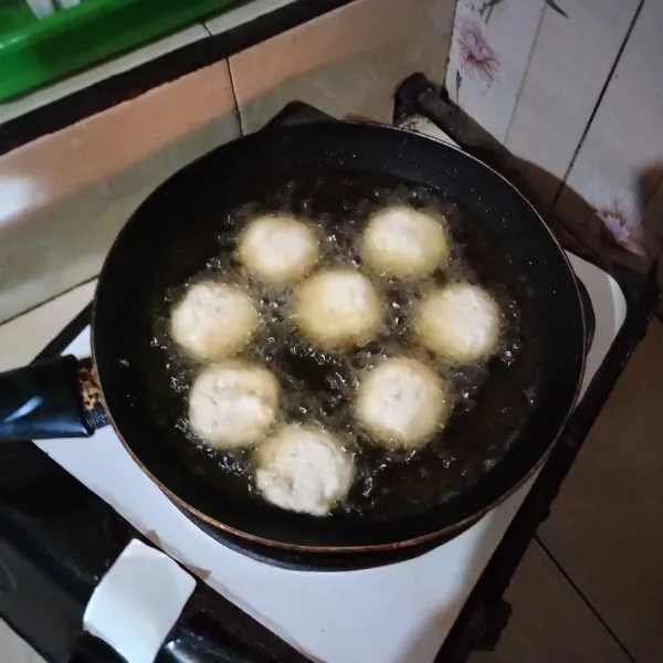 Panaskan minyak gunakan api sedang, masukkan 1 sendok adonan lalu goreng hingga kecoklatan, tiriskan.