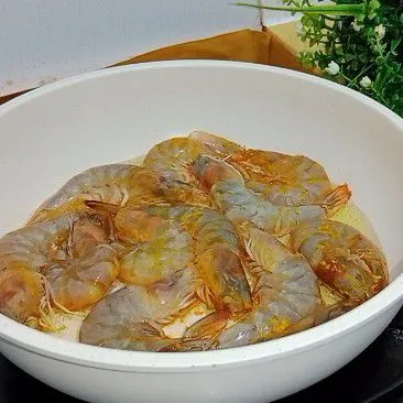 Panaskan minyak goreng lalu goreng udang hingga setengah matang.