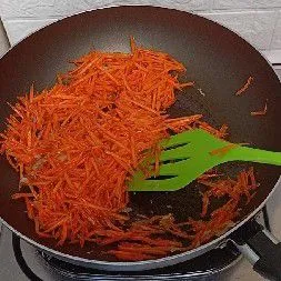 Masukkan wortel parut, masak sampai matang.