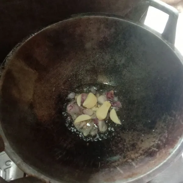 Panaskan minyak, tumis bawang merah dan bawang putih sampai layu dan harum.