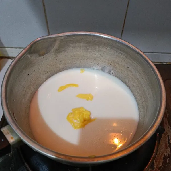 Rebus 300 ml susu cair dan air dengan gula putih, margarin dan vanilla bubuk.