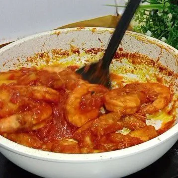 Tumis bahan cincang halus hingga harum, lalu tambahkan cabai giling dan tomat lalu masak hingga matang kemudian tambahkan sedikit air lalu saos sambal dan nanas aduk rata. Beri perasa garam, gula pasir dan saos tiram lalu masukkan udang aduk rata. Udang saos pedas manis siap disajikan.