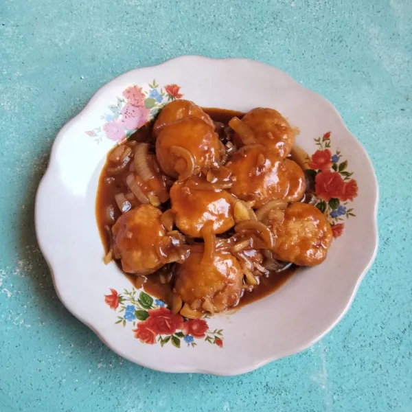 Setelah mendidih masukkan tahu, masak hingga kuah mengental lalu koreksi rasa. Siap disajikan.